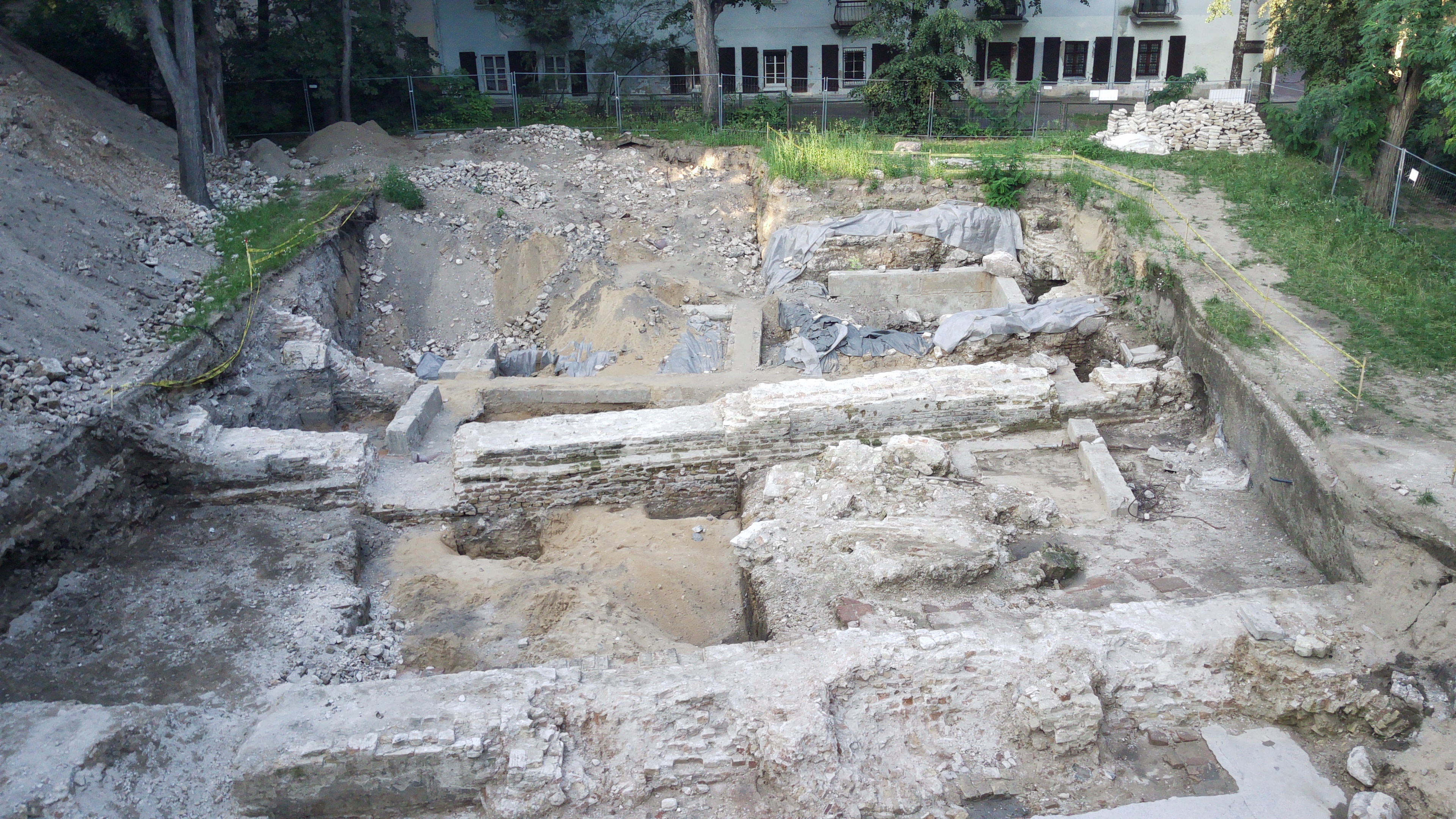 Excavation profile with measuring scale